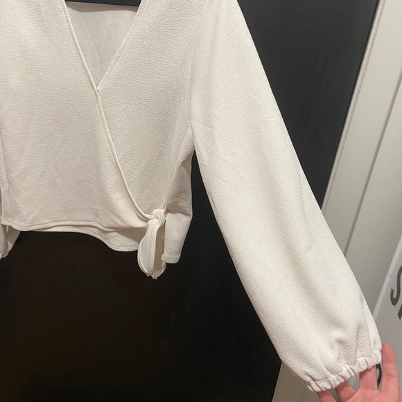 🌻 ‼️LAST CHANCE‼️White blouse with side tie - Picture 3 of 7